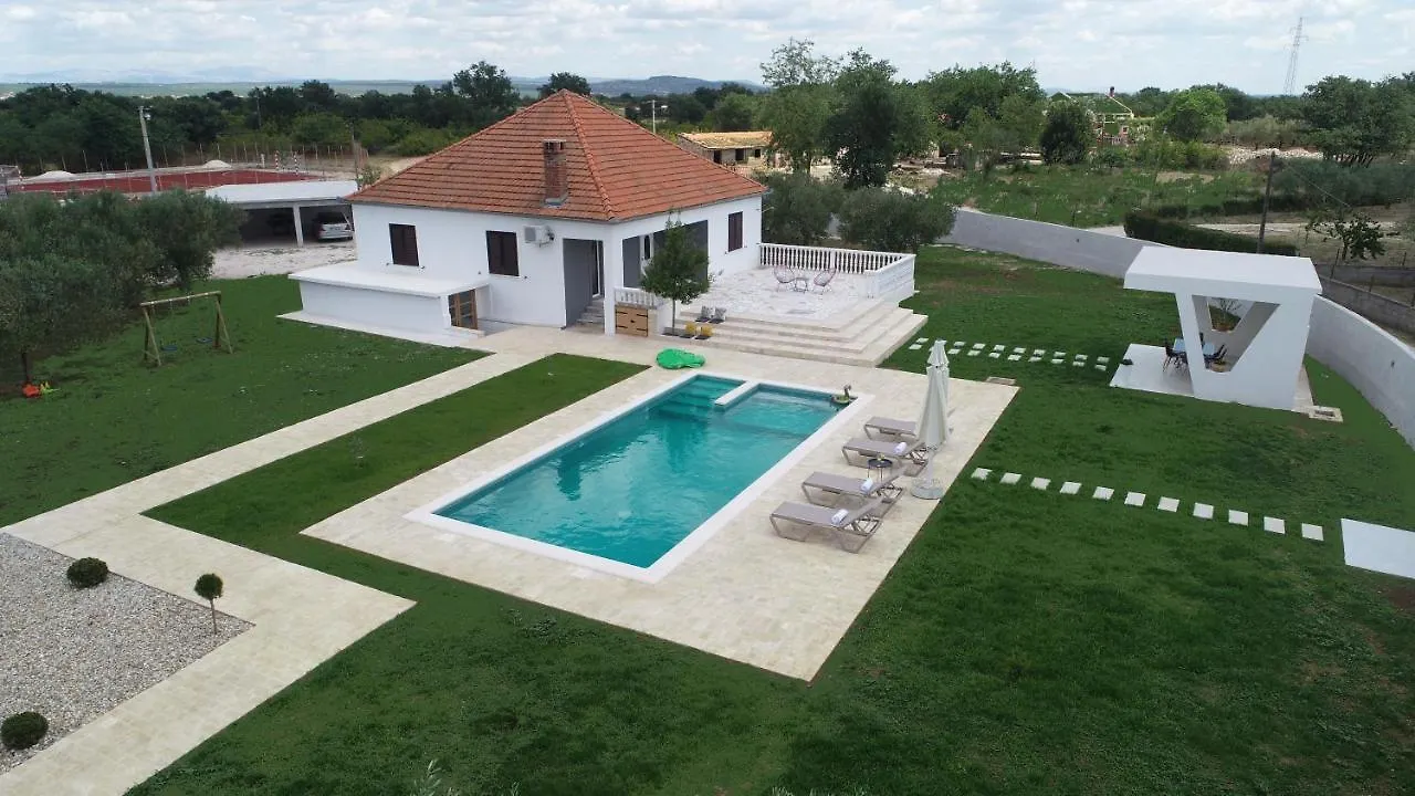 S&I Peaceful Holiday Home With Pool & Jacuzzi Galovac  Kroatien