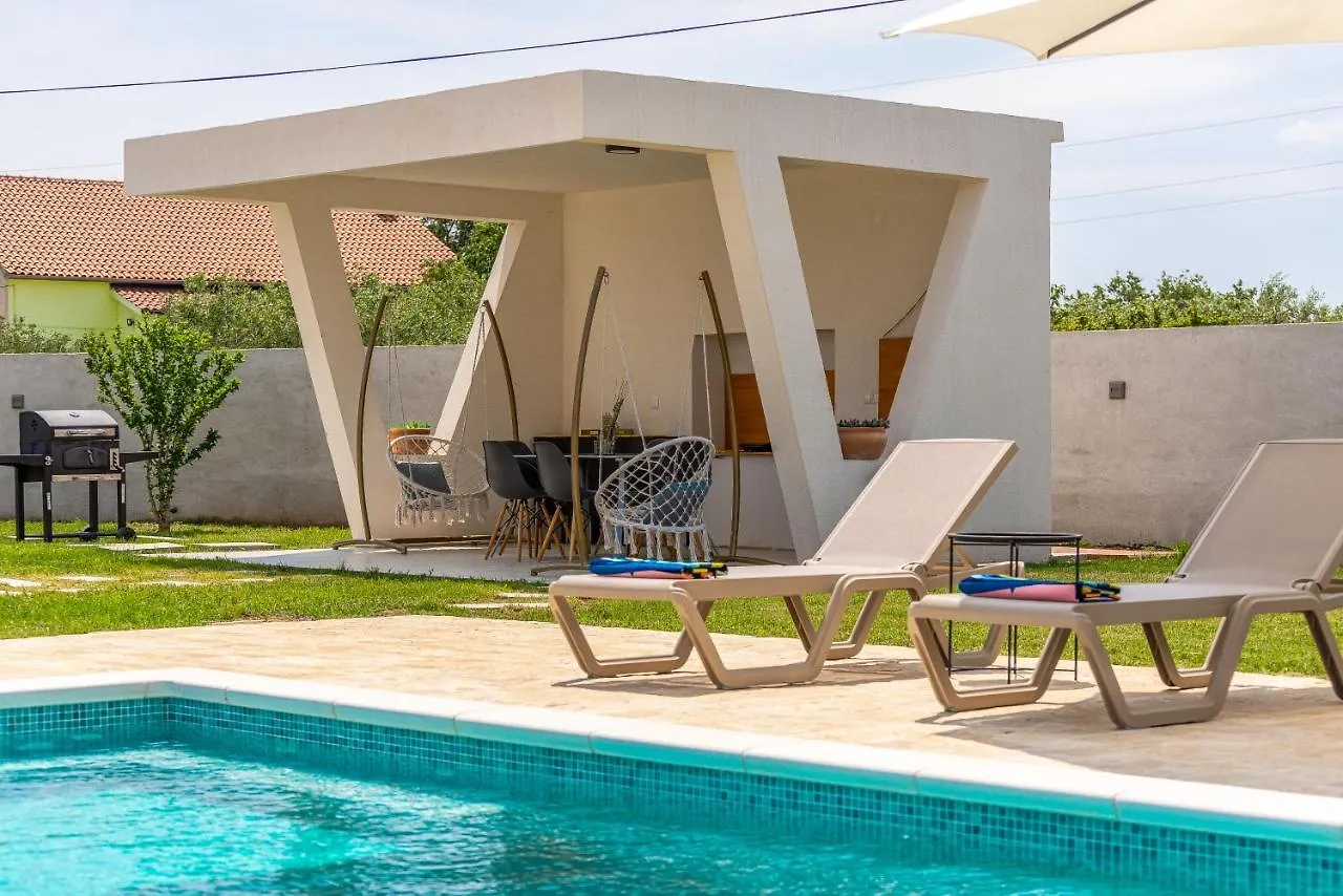 S&I Peaceful Holiday Home With Pool & Jacuzzi Galovac  0*, Galovac (Zadar)