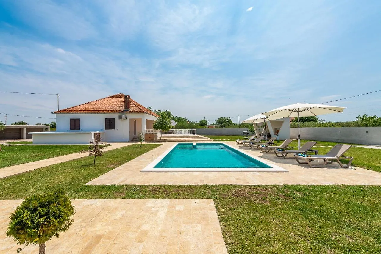 S&I Peaceful Holiday Home With Pool & Jacuzzi Galovac   Galovac (Zadar)