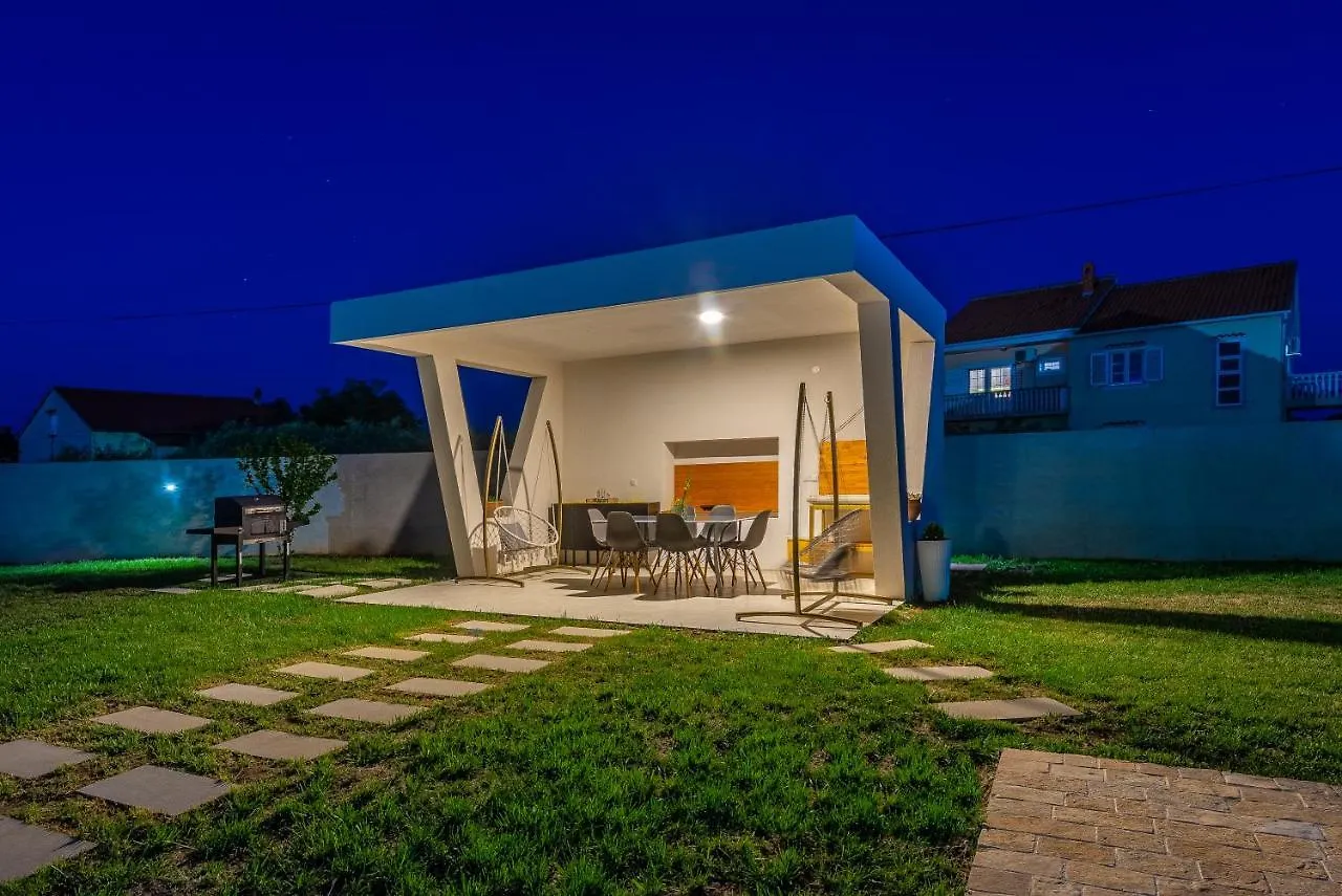 S&I Peaceful Holiday Home With Pool & Jacuzzi Galovac