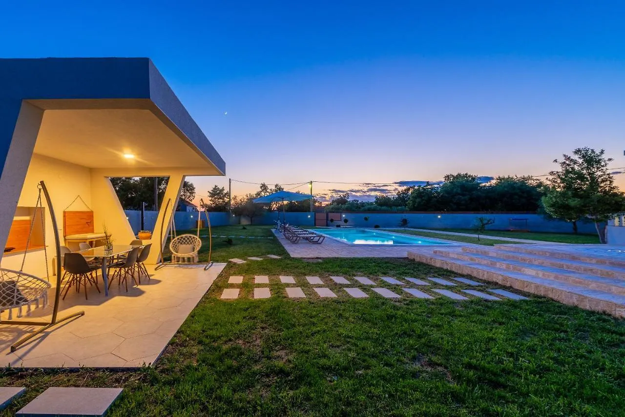 S&I Peaceful Holiday Home With Pool & Jacuzzi Galovac  Kroatien