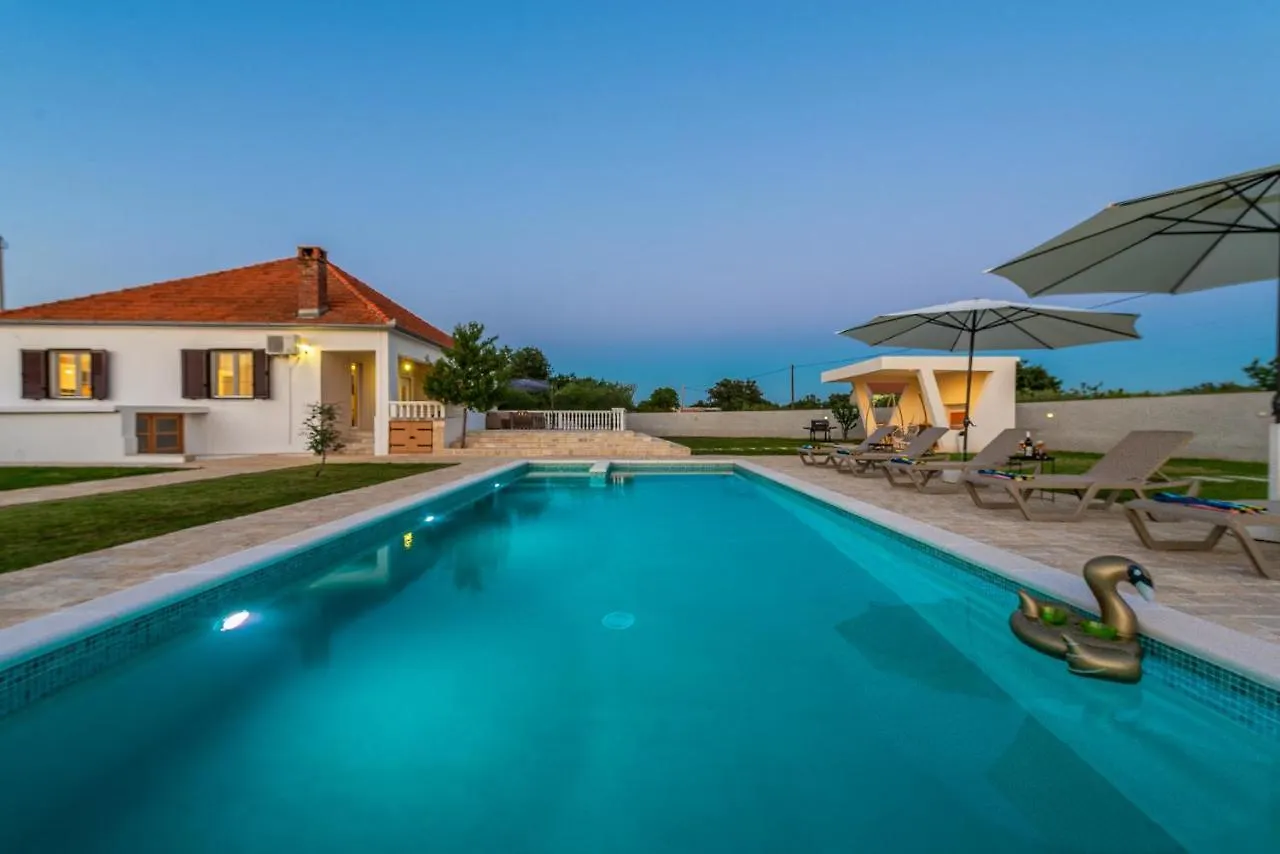 S&I Peaceful Holiday Home With Pool & Jacuzzi Galovac  Kroatien