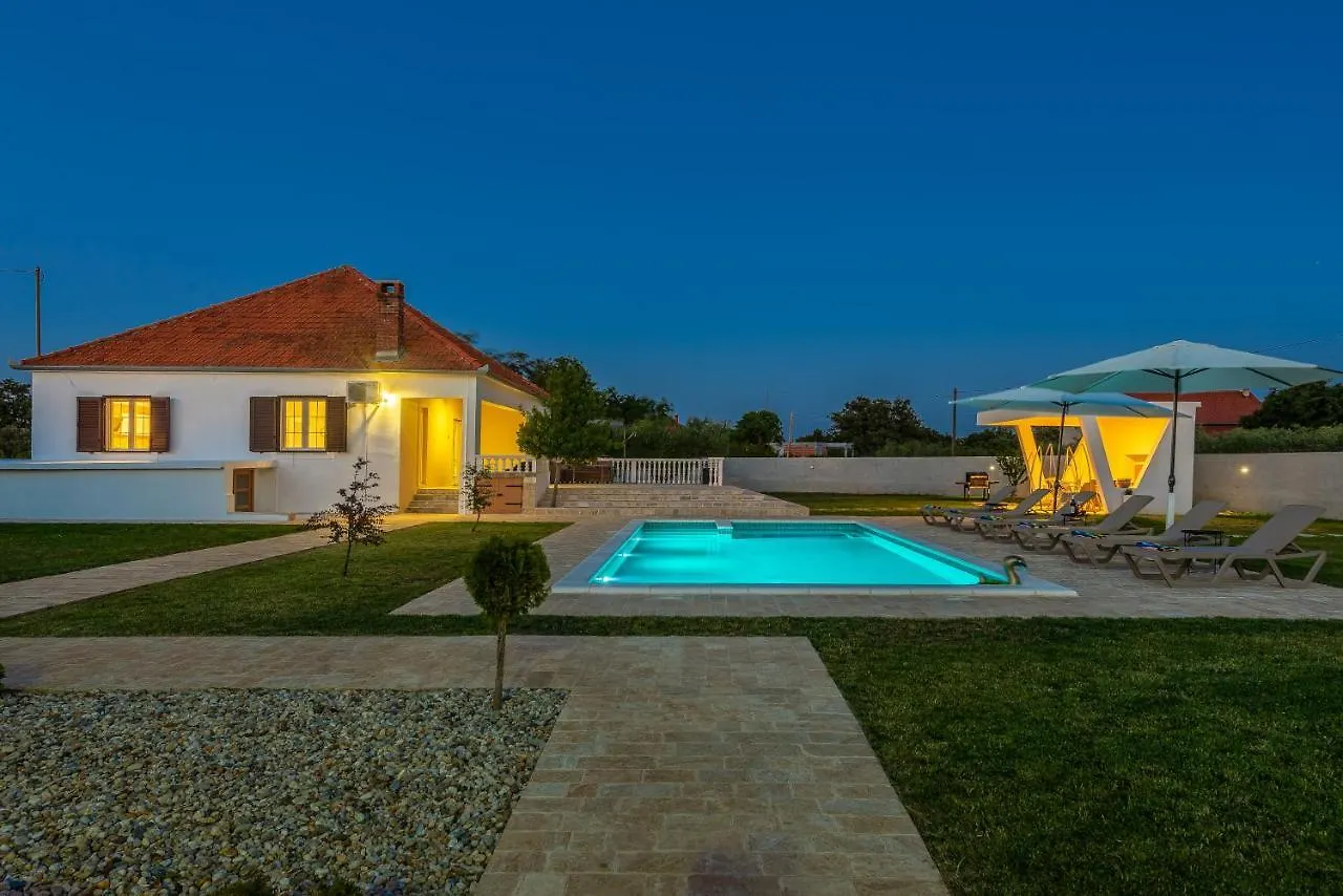 S&I Peaceful Holiday Home With Pool & Jacuzzi Galovac  0*, Galovac (Zadar)
