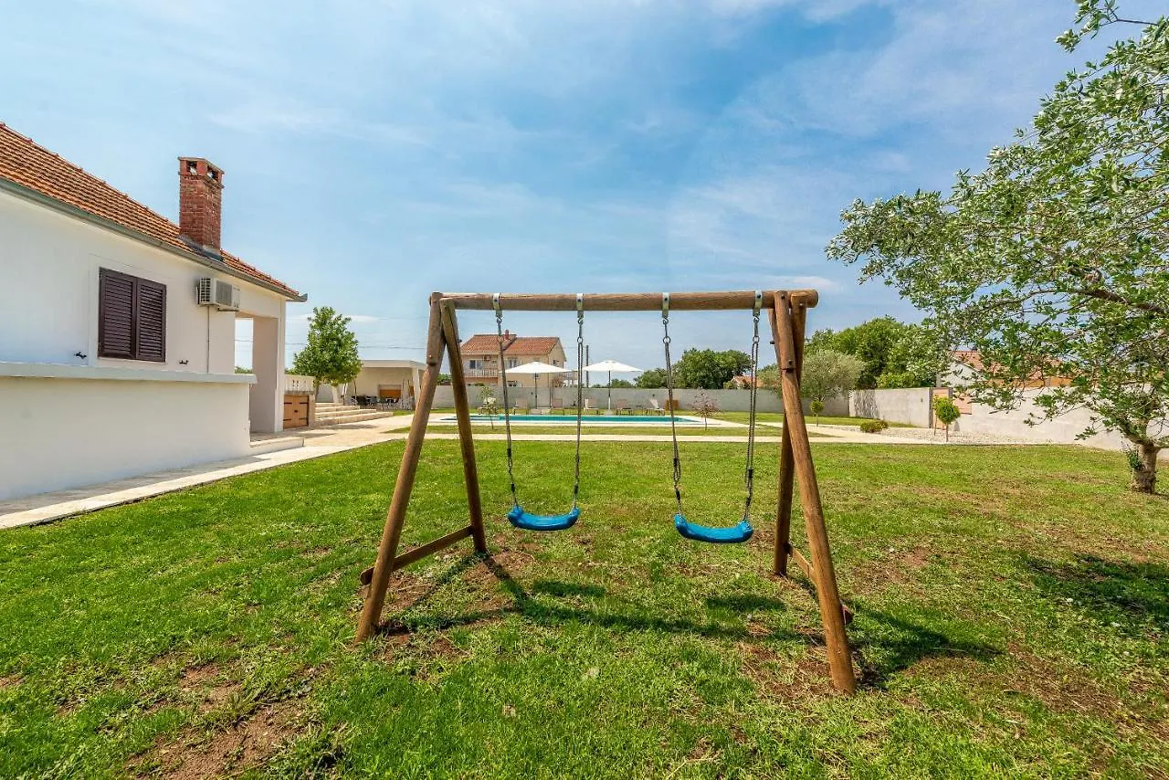 S&I Peaceful Holiday Home With Pool & Jacuzzi Galovac