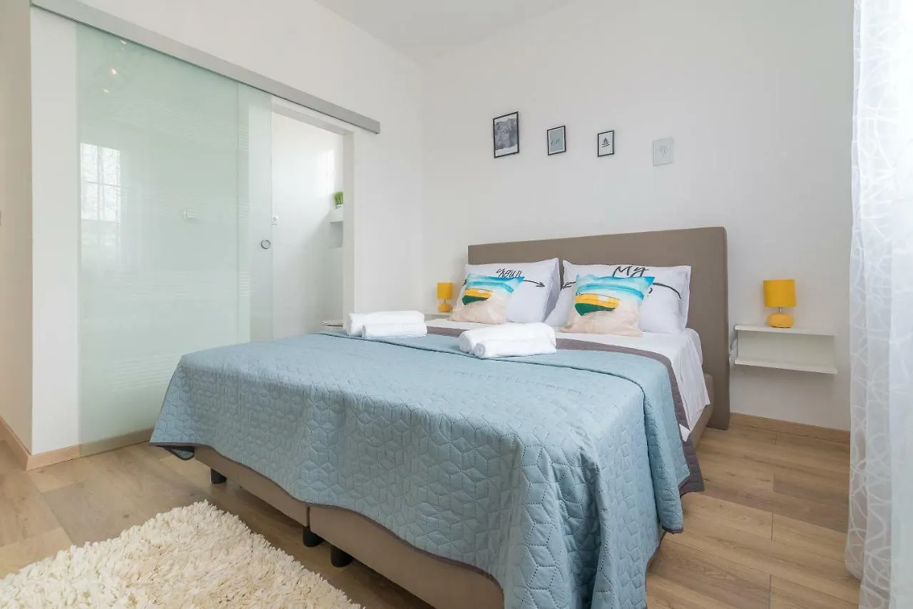 S&I Peaceful Holiday Home With Pool & Jacuzzi Galovac