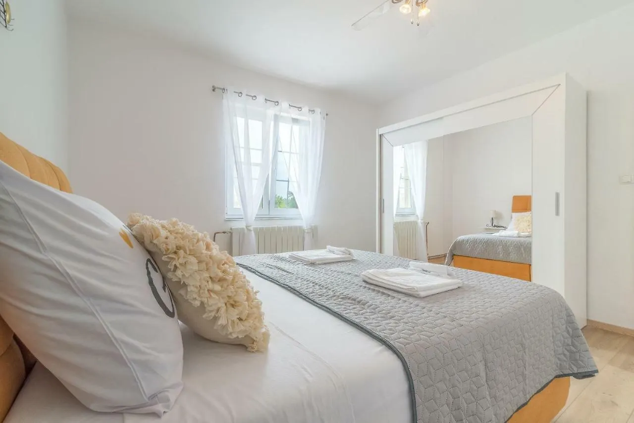 S&I Peaceful Holiday Home With Pool & Jacuzzi Galovac  Galovac (Zadar)