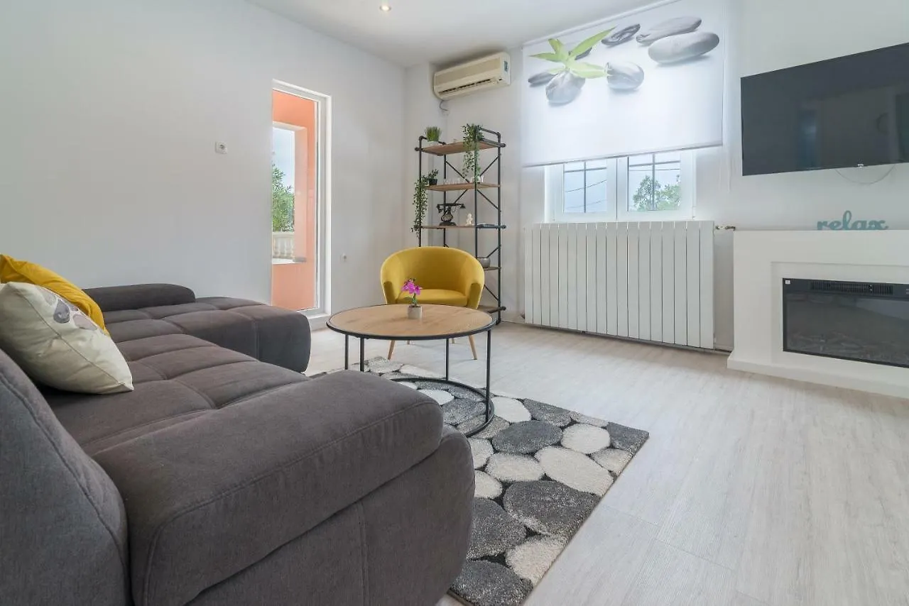 S&I Peaceful Holiday Home With Pool & Jacuzzi Galovac