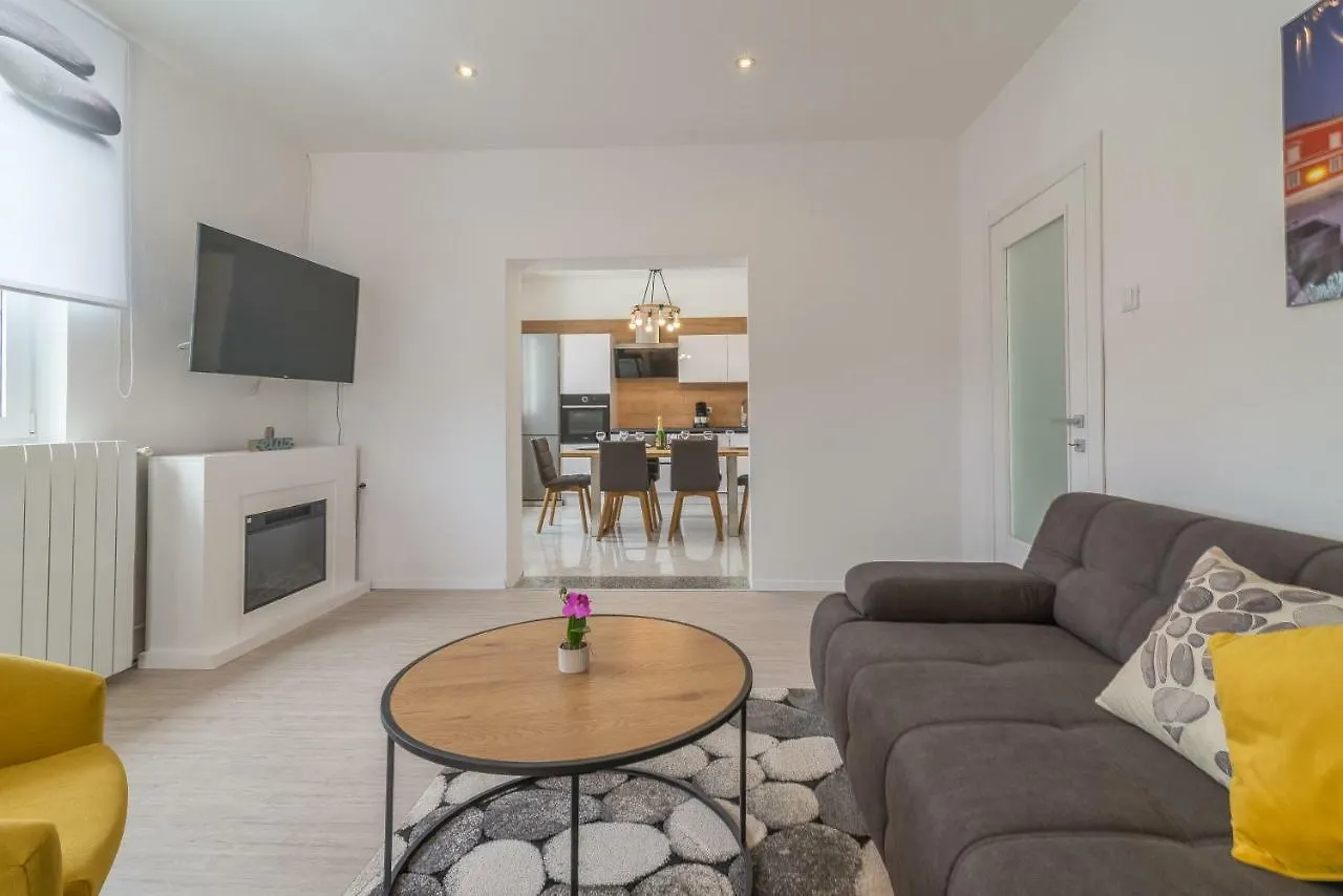 S&I Peaceful Holiday Home With Pool & Jacuzzi Galovac   Galovac (Zadar)